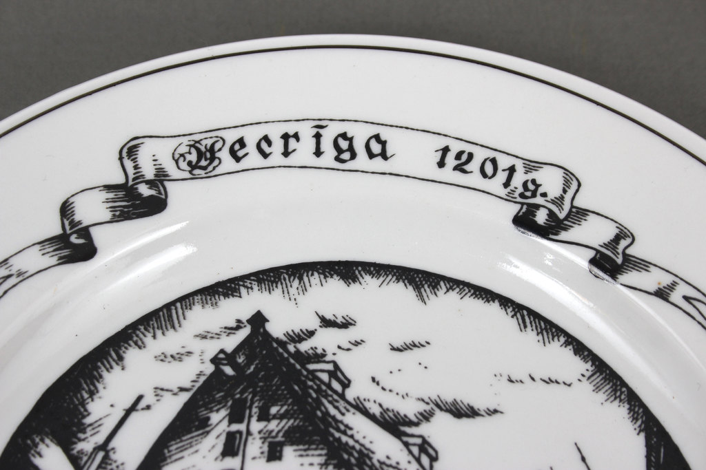 Фарфоровая тарелка ''Вецрига 1201.г.''