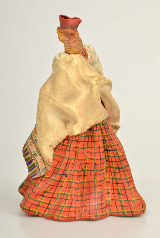 Керамическая статуэтка ''Девушка в народном костюме''