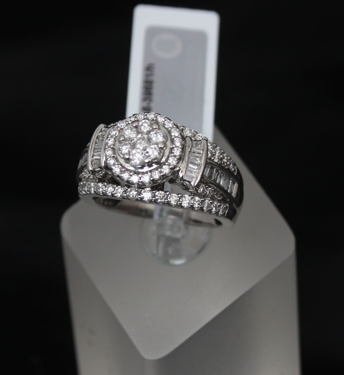 White gold ring with brilliants and diamonds