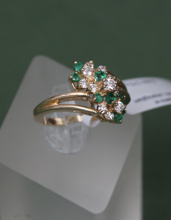 Золотое кольцо с бриллиантами и изумрудами