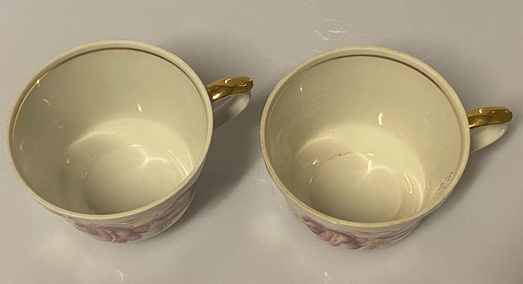 Porcelāna tējas krūzes ar apakštasītēm 