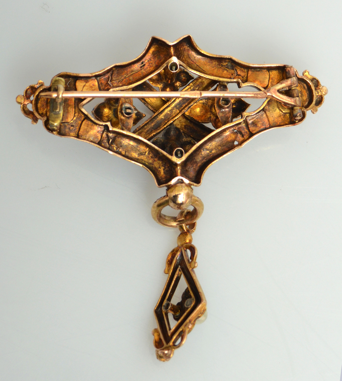 Gold brooch with enamel and pearls