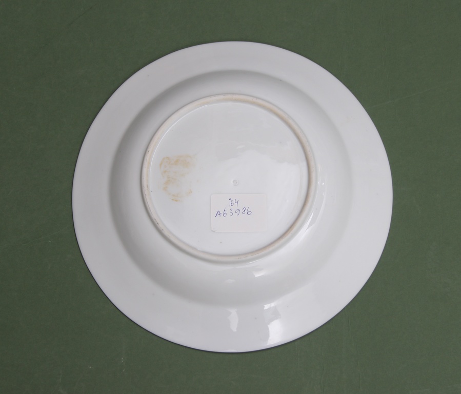 Фарфоровая тарелка с росписью и позолотой