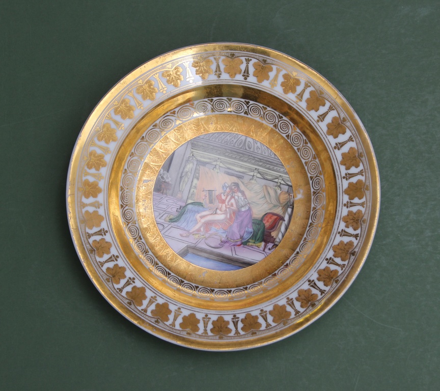 Porcelāna šķīvis ar gleznojumu un zeltījumu