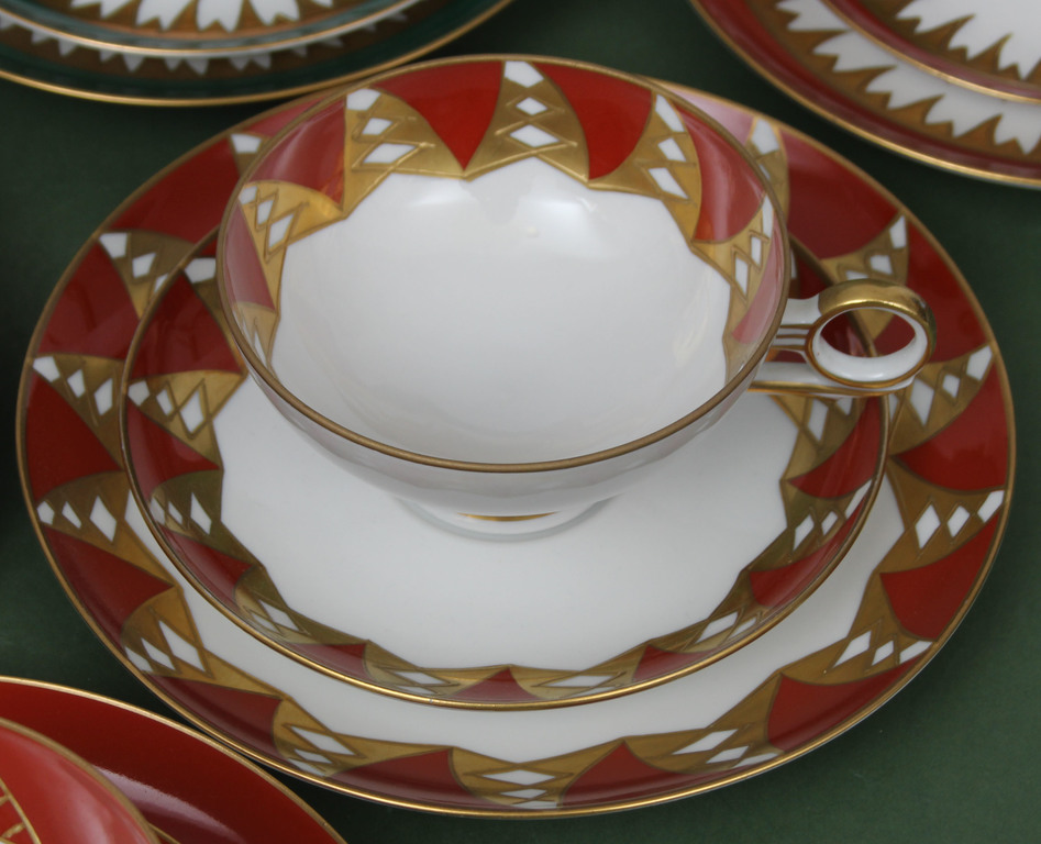 Фарфоровые чашки с блюдцами и тарелками (на 6 персон)