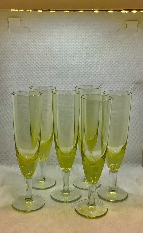 Urāna stikls..1910-20. Bohēmija. Alkohola glāzes 6 gab.