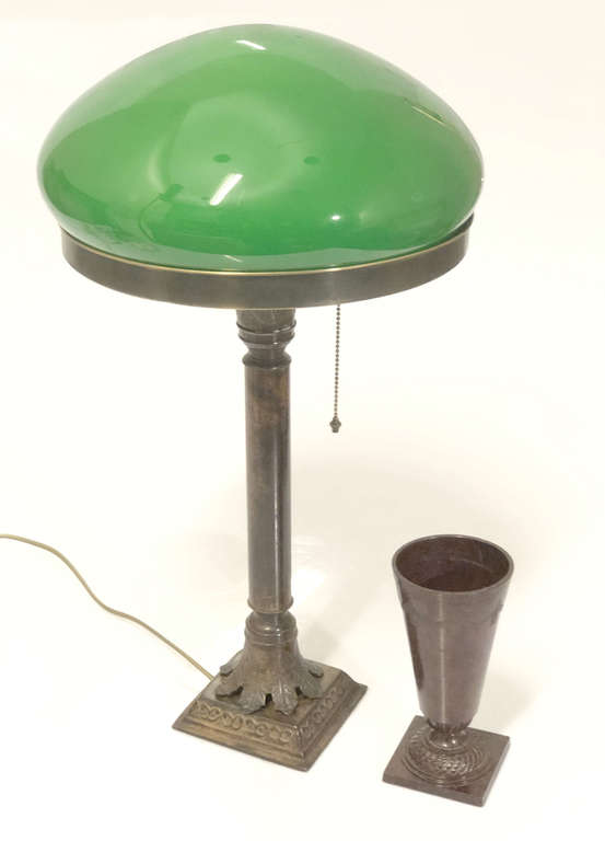 Лампа в стиле ампир с бакелитовой чашей для письма