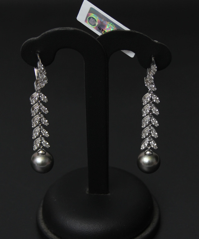 White gold earrings with diamonds and black pearls