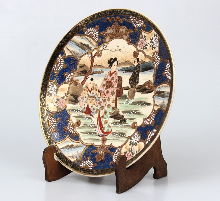Apgleznots dekoratīvs šķīvis ar Āzijas motīvu