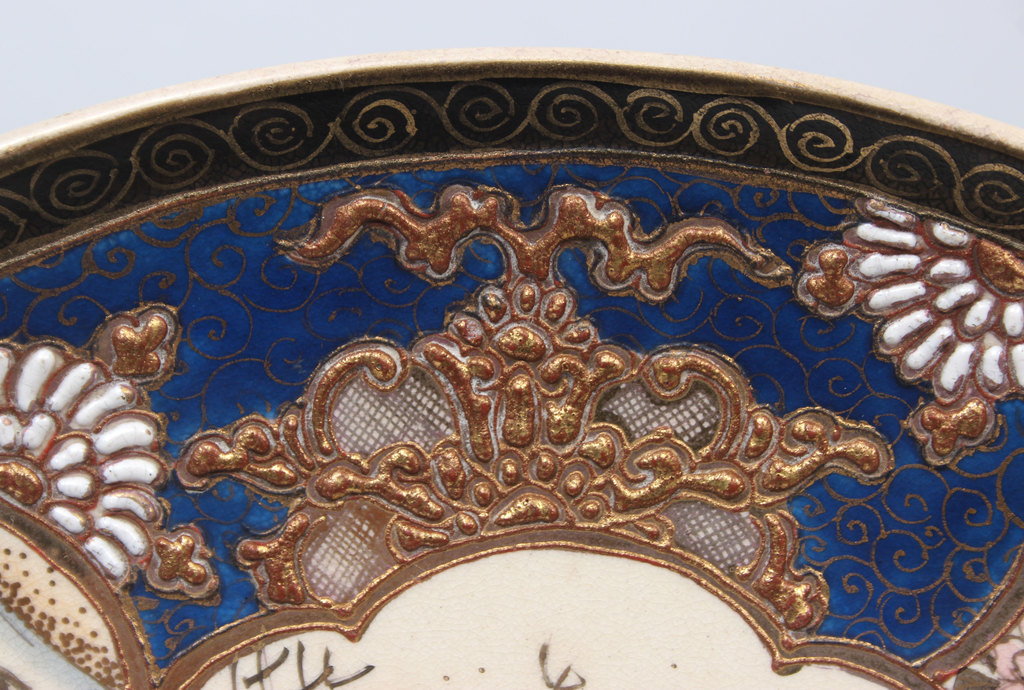 Расписная декоративная тарелка с азиатским мотивом