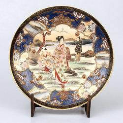 Apgleznots dekoratīvs šķīvis ar Āzijas motīvu