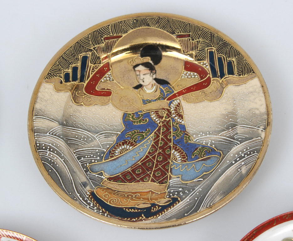 Apgleznoti porcelāna šķīvīši ar Āzijas motīvu (5 gab.)