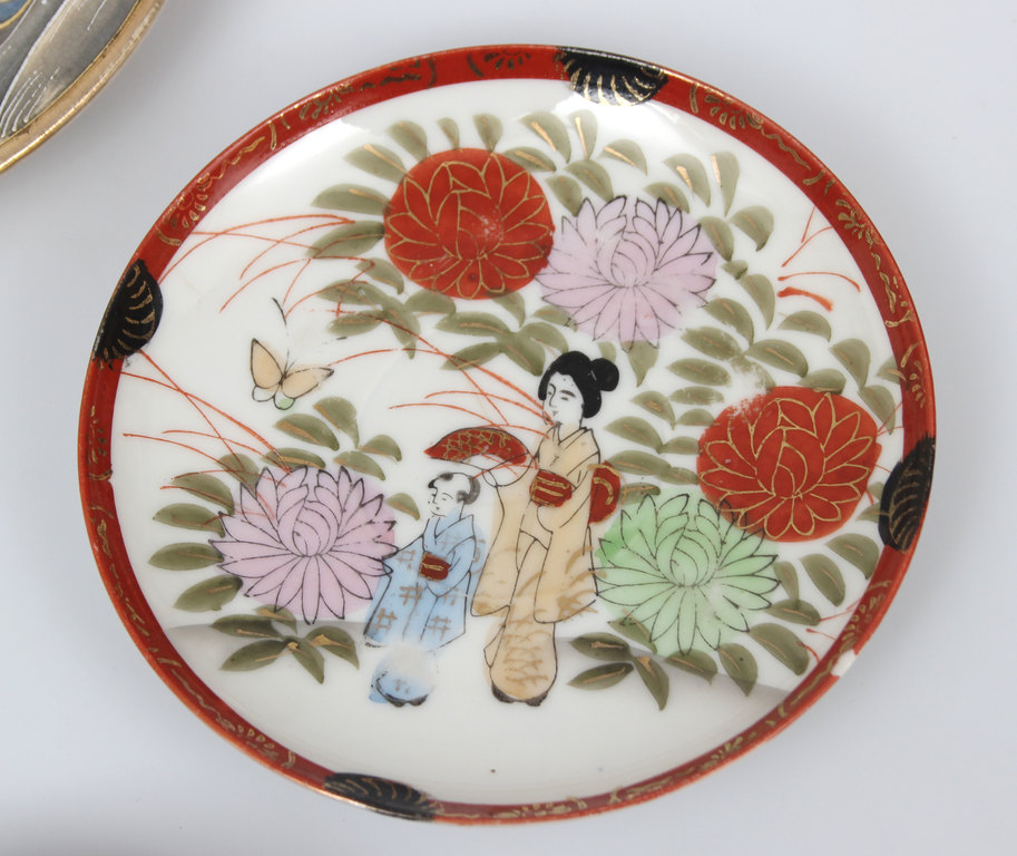 Painted porcelain plates with an Asian motif (5 pcs.)
