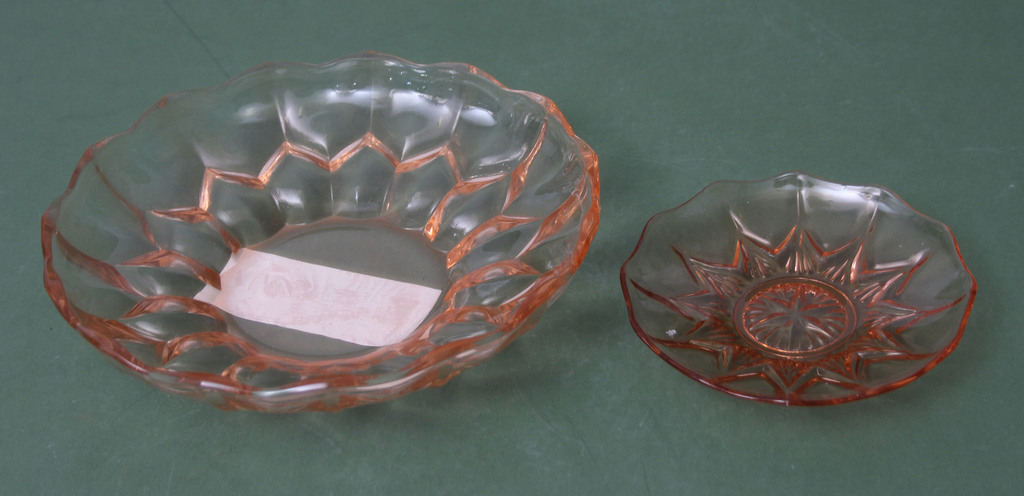 Iļģuciema krāsainā stikla servējamie šķīvji