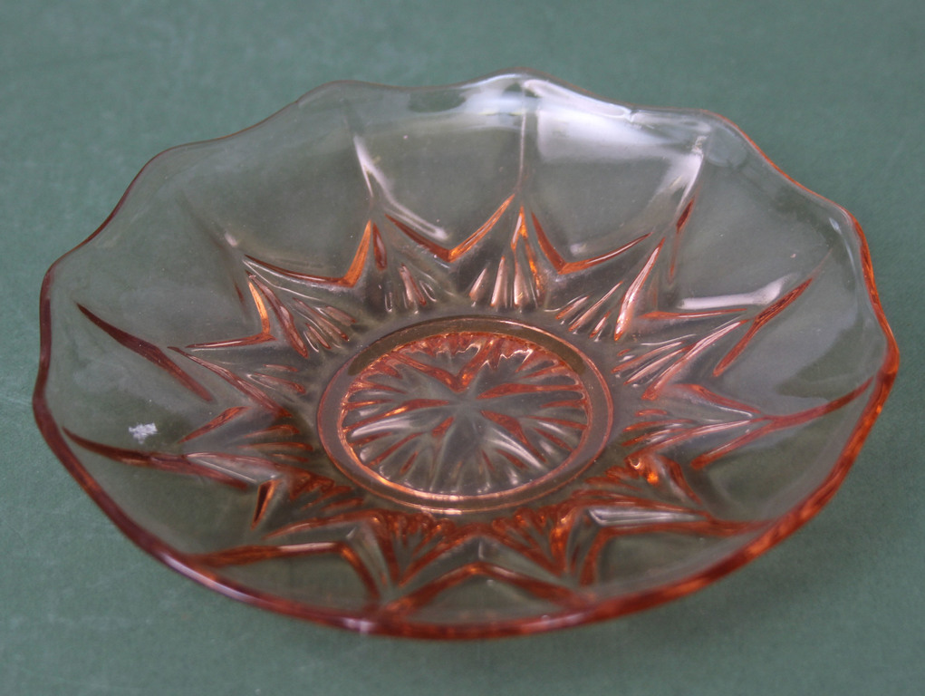 Сервировочные тарелки Ильгуциемского стекольного завода из цветного стекла