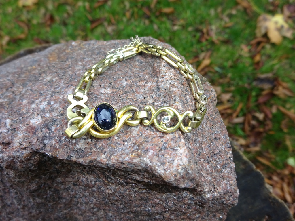 Gold bracelet with natural sapphire