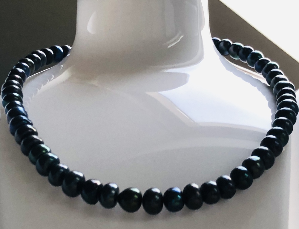 Black pearl necklace with silver clasp. 100% natural freshwater pearls.