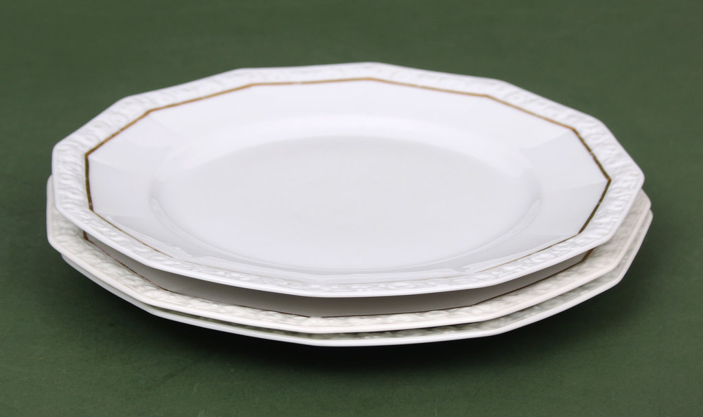 Три тарелки с Курляндским декором