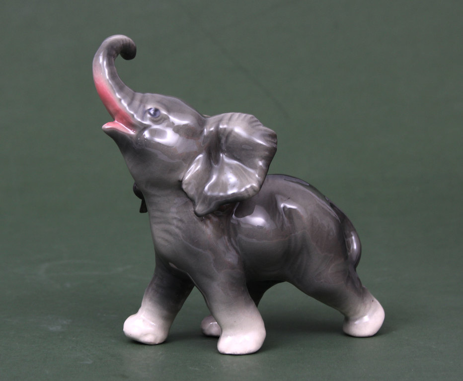 Фарфоровая статуэтка Слон
