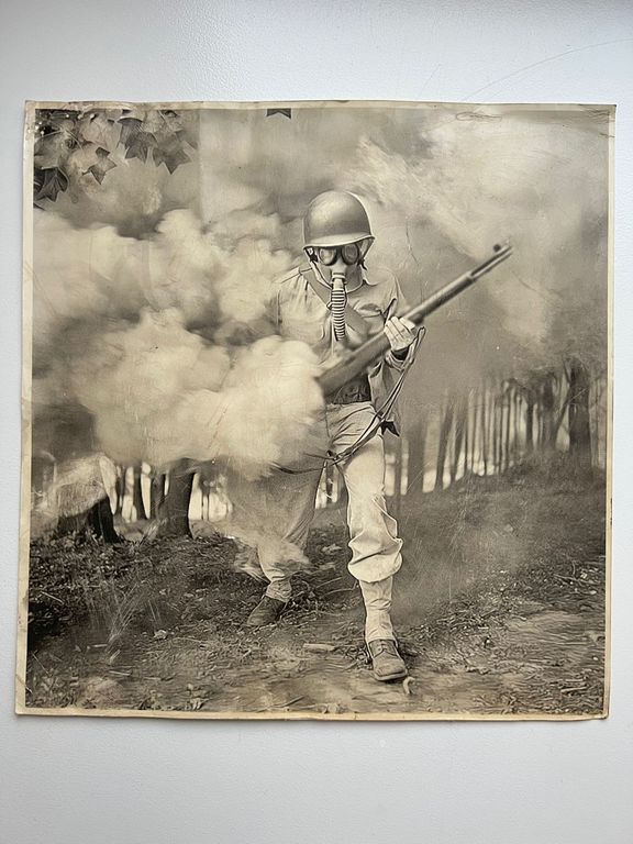 Ļoti reta un raksturīga veca vintage fotogrāfija, kurā redzams karavīrs, kurš tikko bija izšāvis ar ieroci un radījis sev apkārt lielu dūmu mākoni. Ap 1943. gadu.