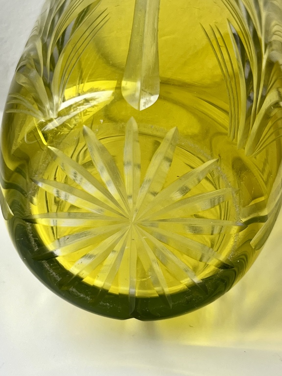 Krāsaina stikla ziedu vāze, ražota Iļģuciema stikla rūpnīcā