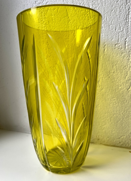 Krāsaina stikla ziedu vāze, ražota Iļģuciema stikla rūpnīcā