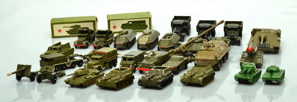 Модели армейских автомобилей и оружия советских времен (32 шт.)