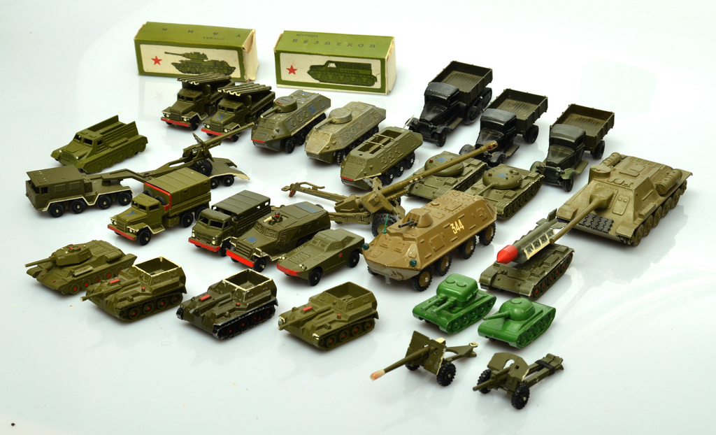 Padomju laika armijas auto un ieroču modeļi (32 gab.)