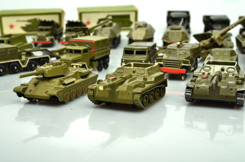 Soviet-era army car and weapon models (32 pcs.)