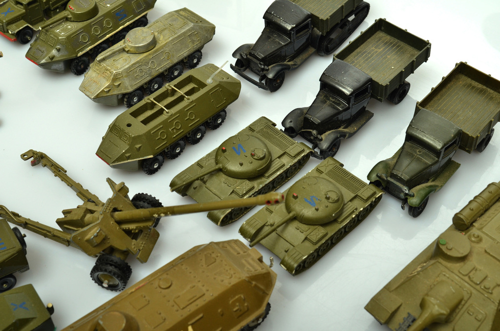 Soviet-era army car and weapon models (32 pcs.)