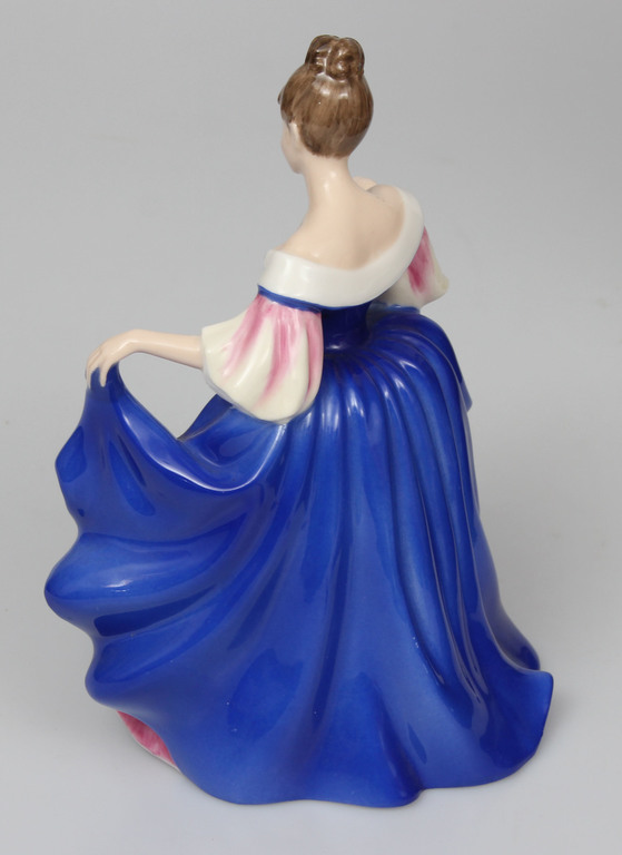 Porcelāna figūra ''Dāma ar kupliem svārkiem''