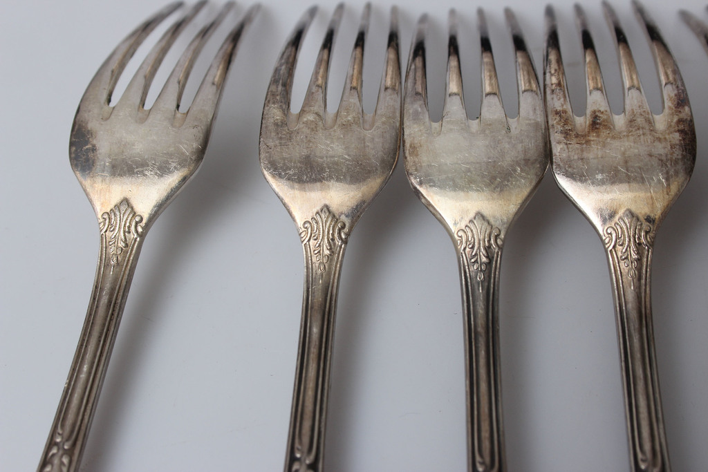 Metal cutlery set