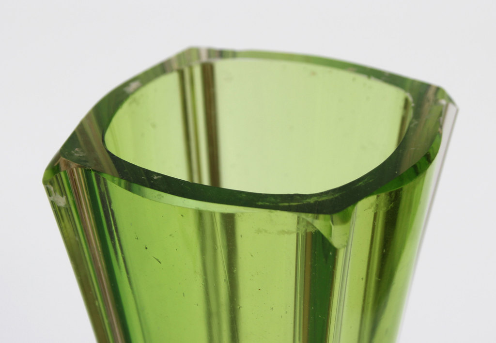 Iļģuciema zaļā stikla vāze 