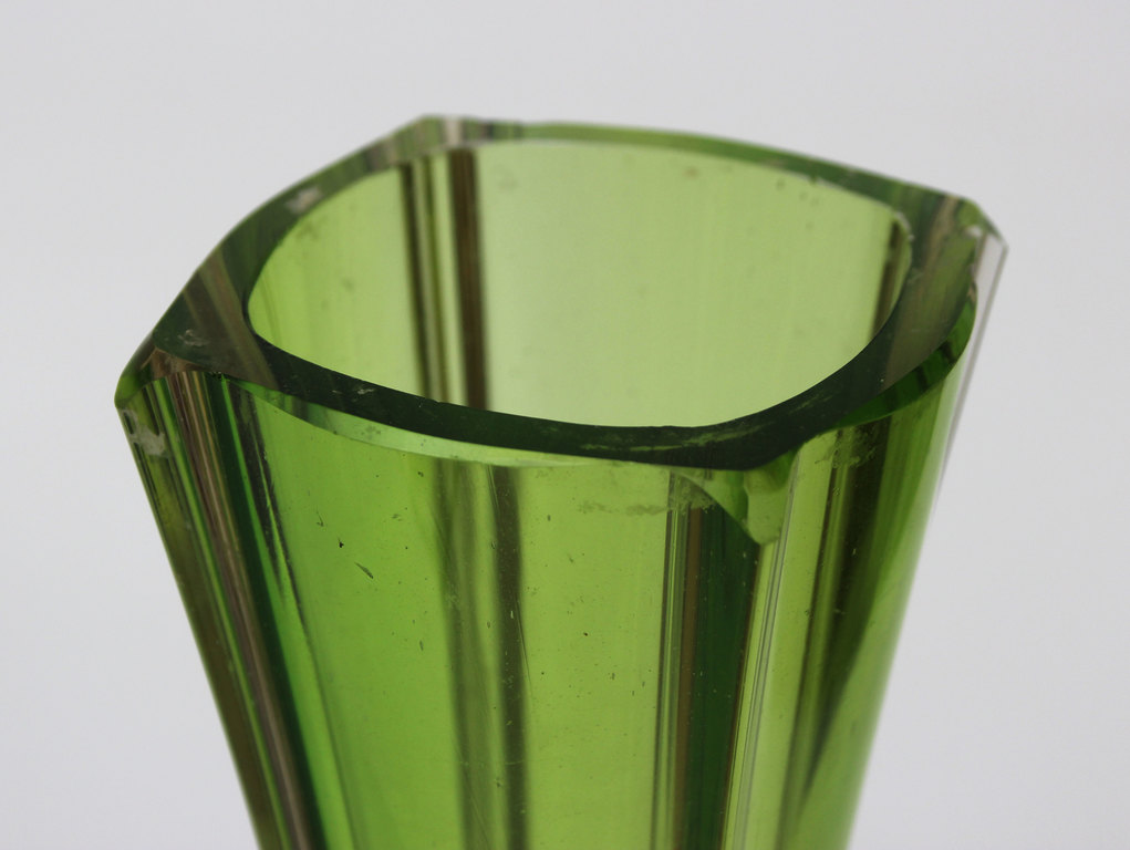 Iļģuciema zaļā stikla vāze 