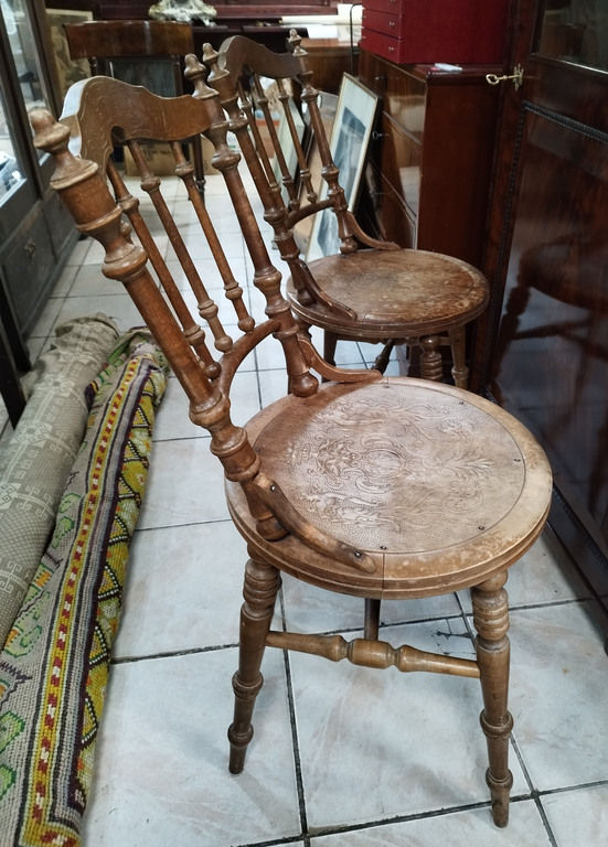 Два деревянных стула