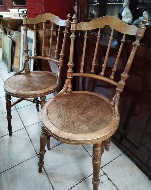 Два деревянных стула