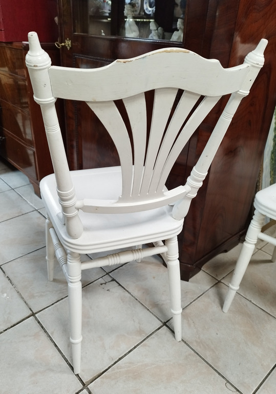 Divi balti koka krēsli
