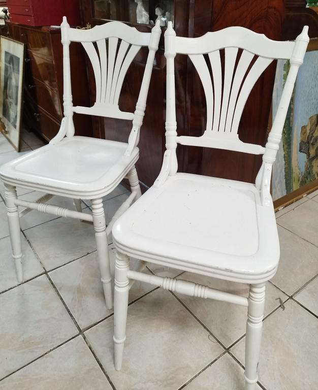 Divi balti koka krēsli