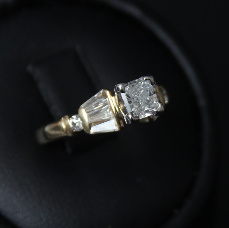 Кольцо из белого и желтого золота с бриллиантами
