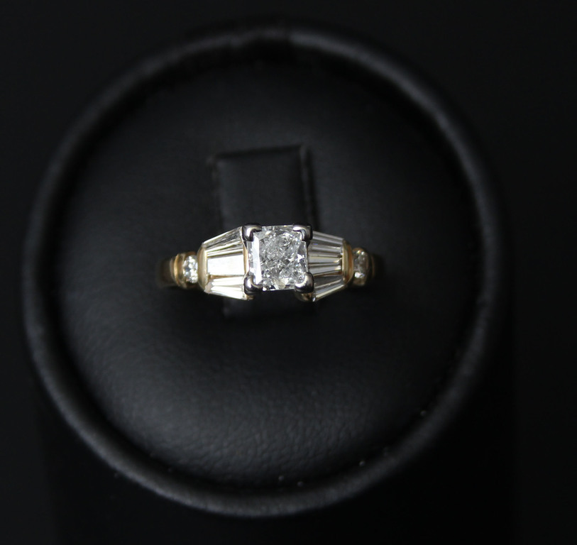 Кольцо из белого и желтого золота с бриллиантами