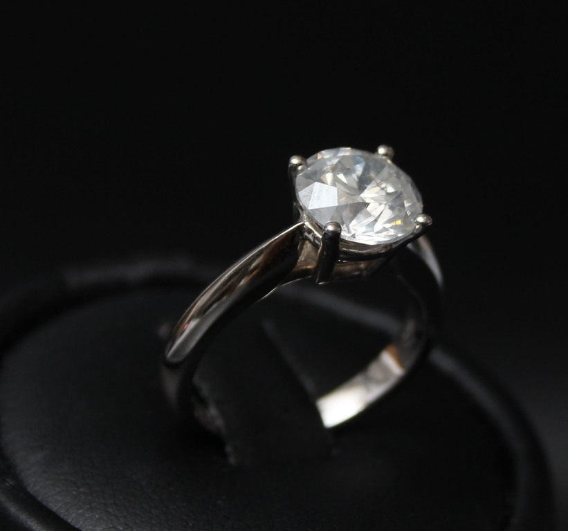 White gold ring with diamond 2.09 ct