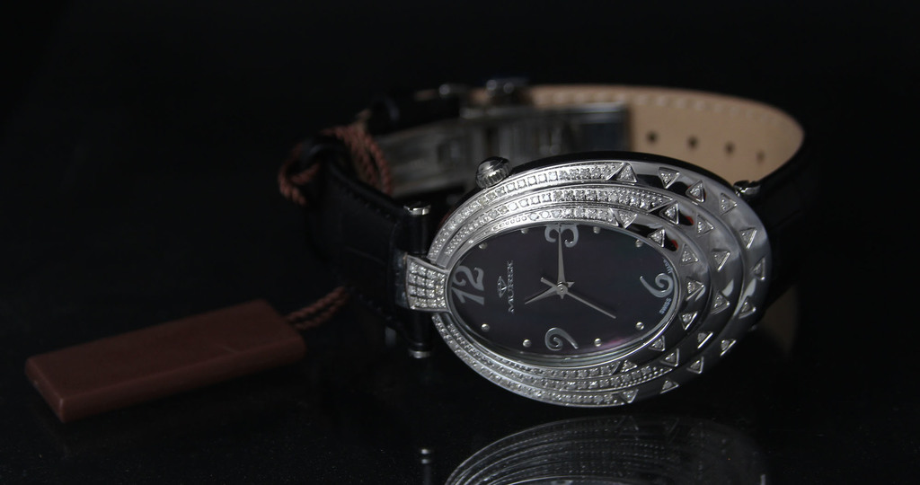 Женские наручные часы с натуральным бриллиантом 0.92 карата 