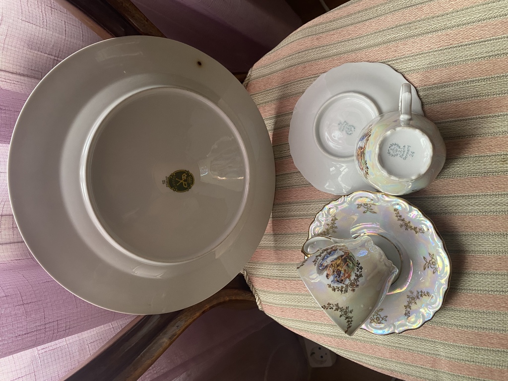 Расписная баварская фарфоровая тарелка Muzkanti и кофейные чашки с блюдцем 2 шт.