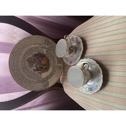 Bavaria  apgleznots porcelāna šķīvis Muzkanti un  kafijas tasītes ar apakštasīti 2 gb 
