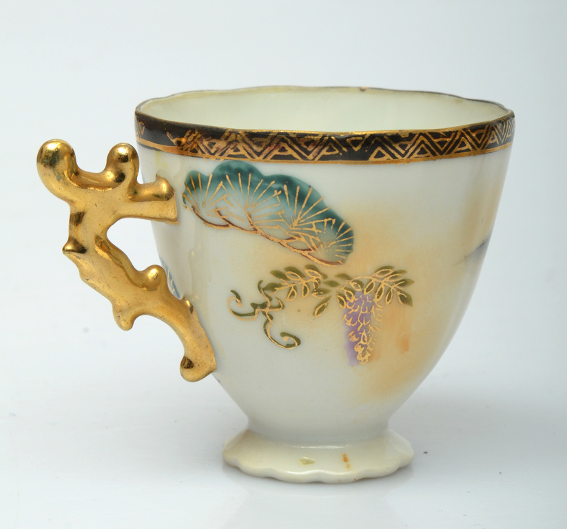 Senlaicīgas Japanas porcelàna tasītes ar apzeltītu gleznojumu un skaistu izliektu  zeltītu rokturi
