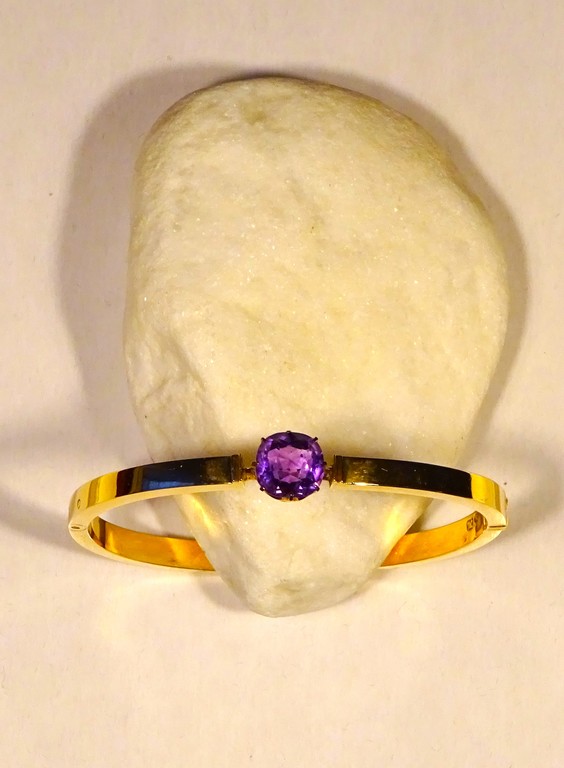 Gold bracelet with amethyst