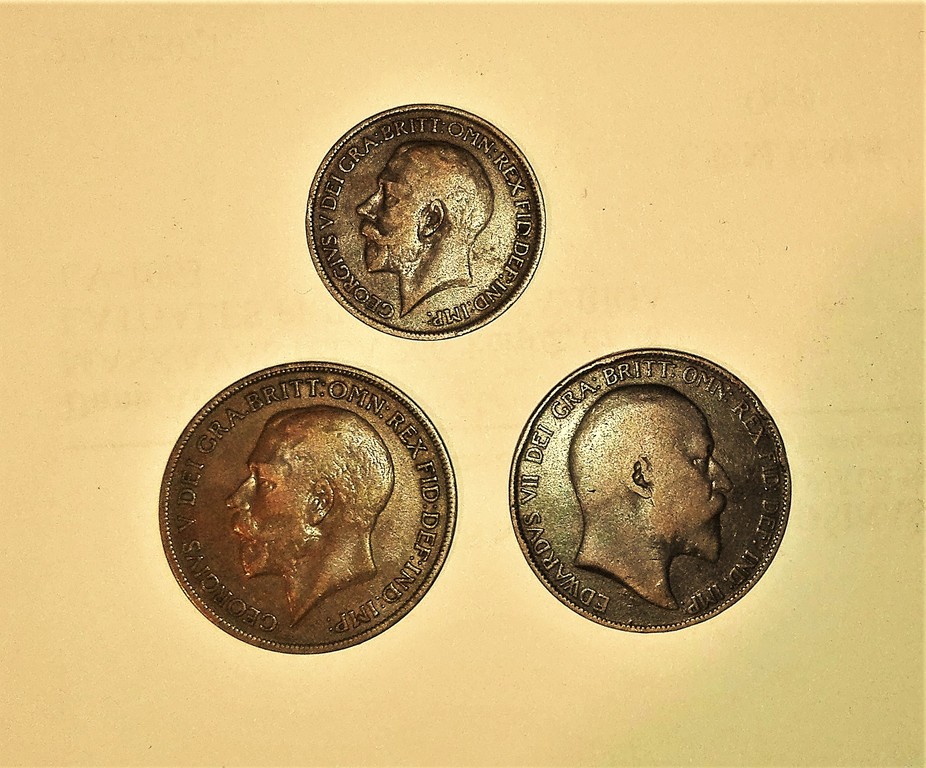 Две британские монеты номиналом 1 пенс и полпенни