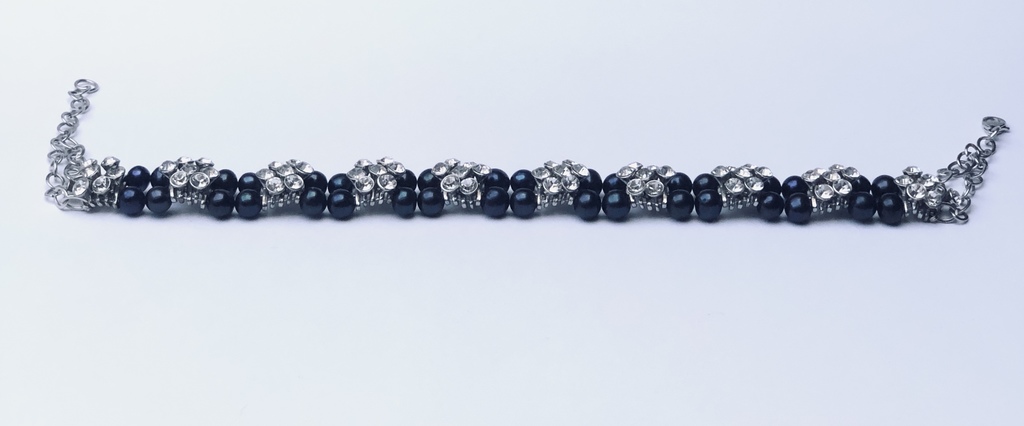 Kaklarota ar dabīgajām melnajam pērlēm  un citiem  metāla elementiem