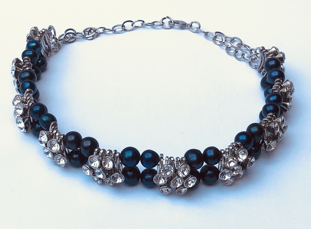 Necklace with natural black pearls and other metal elements