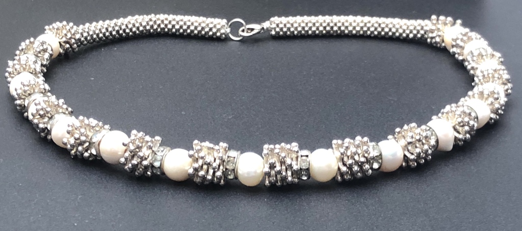 Necklace with natural pearls and other metal elements